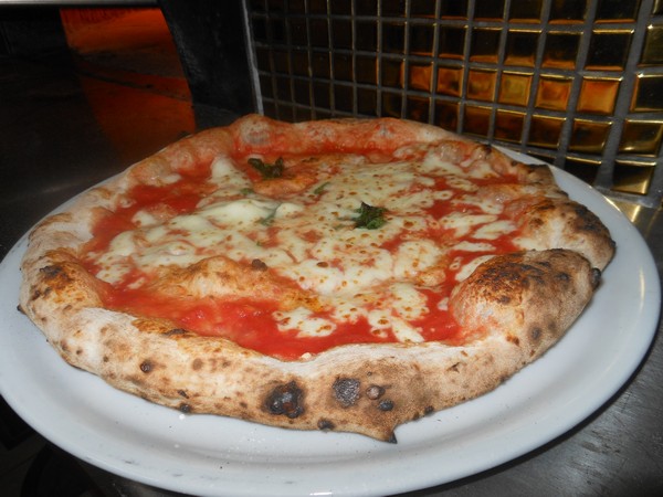 Pizza preparata nella Pizzeria da Nino di Acerra (NA)