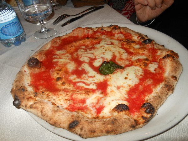 Pizza preparata nella Pizzeria da Nino di Acerra (NA)