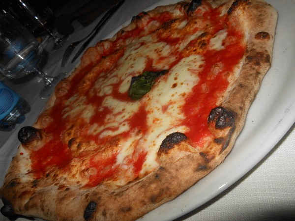 Pizza preparata nella Pizzeria da Nino di Acerra (NA)