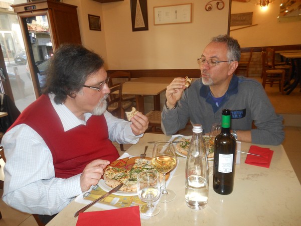 Luigi Farina ed Enzo Coccia gustano la Pizza a prescindere preparata da Enzo Coccia della Pizzaria la Notizia di Napoli