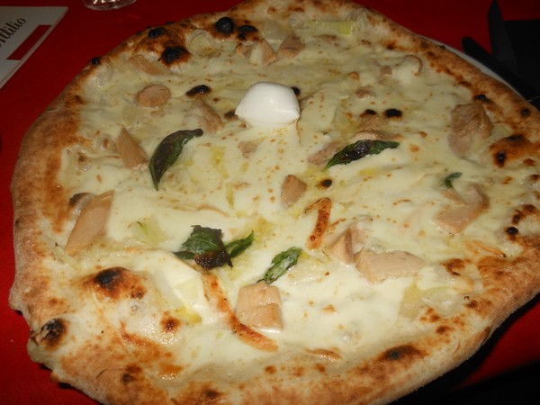 Pizza preparata da Attilio Albachiara della Pizzeria da Attilio di Acerra (NA)