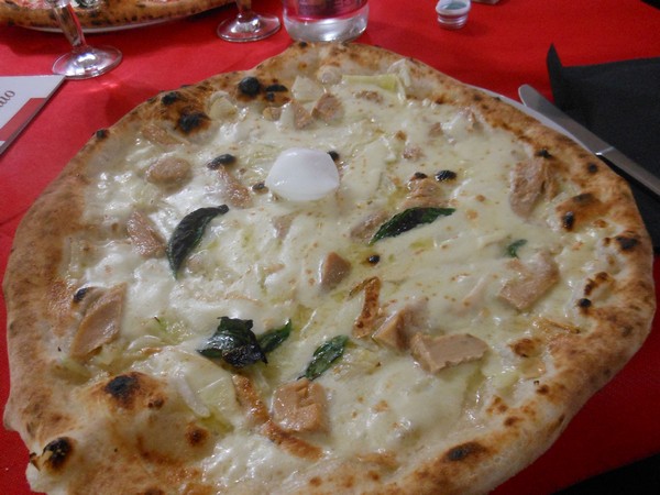 Pizza preparata da Attilio Albachiara della Pizzeria da Attilio di Acerra (NA)