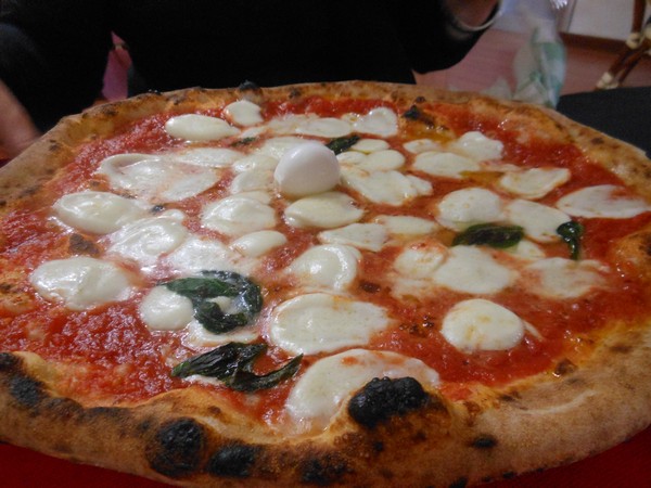 Pizza preparata da Attilio Albachiara della Pizzeria da Attilio di Acerra (NA)