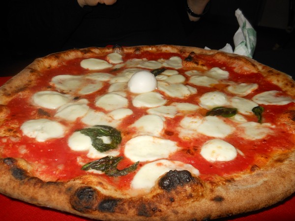 Pizza preparata da Attilio Albachiara della Pizzeria da Attilio di Acerra (NA)