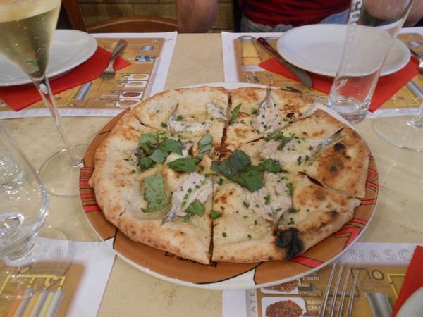 Pizza a prescindere preparata da Enzo Coccia della Pizzaria la Notizia di Napoli