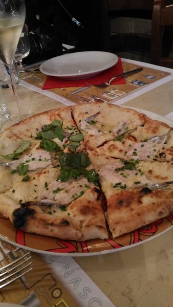 Pizza a prescindere preparata da Enzo Coccia della Pizzaria la Notizia di Napoli