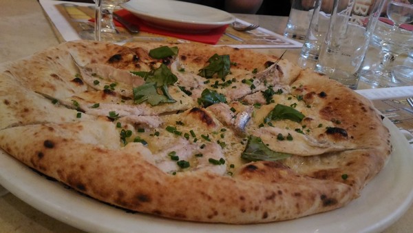 Pizza a prescindere preparata da Enzo Coccia della Pizzaria la Notizia di Napoli