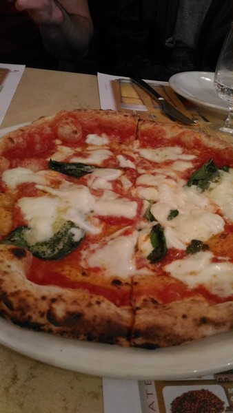 Pizza margherita preparata da Enzo Coccia della Pizzaria la Notizia di Napoli