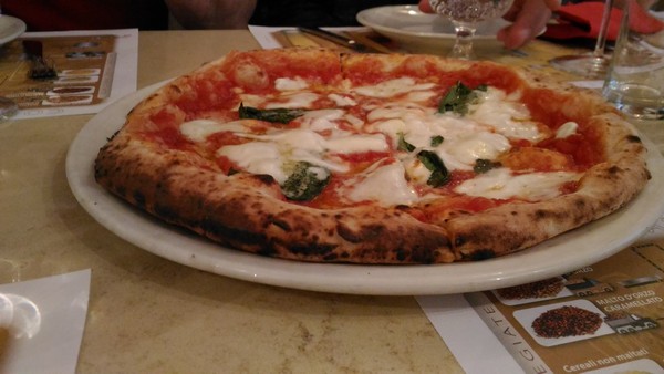 Pizza margherita preparata da Enzo Coccia della Pizzaria la Notizia di Napoli