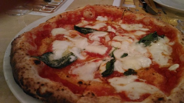 Pizza margherita preparata da Enzo Coccia della Pizzaria la Notizia di Napoli