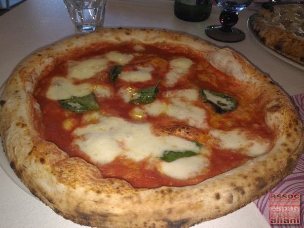 Pizzeria A Cammisa do Re di Napoli - Pizza Margherita (olio, pomodoro, fior di latte, basilico)