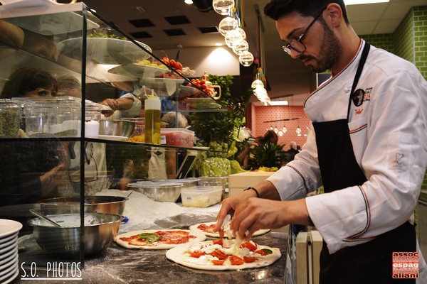 Inaugurazione di Colorito a Caserta - pizza in preparazione