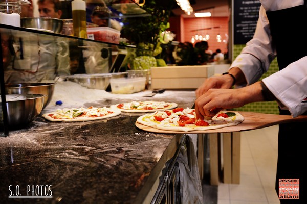 Inaugurazione di Colorito a Caserta - pizza in preparazione