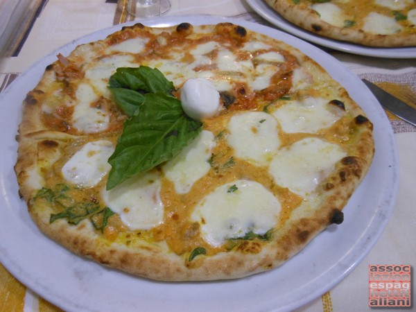 Pizza met con crema di melanzane, fiordilatte e prosciutto, e met con crema di zucca, fiordilatte e salsiccia gustata c/o la Pizzeria Tutino di Napoli