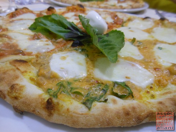 Pizza met con crema di melanzane, fiordilatte e prosciutto, e met con crema di zucca, fiordilatte e salsiccia gustata c/o la Pizzeria Tutino di Napoli