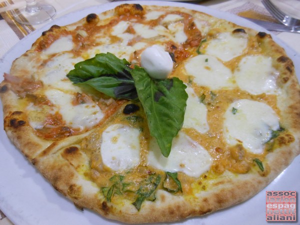 Pizza met con crema di melanzane, fiordilatte e prosciutto, e met con crema di zucca, fiordilatte e salsiccia gustata c/o la Pizzeria Tutino di Napoli