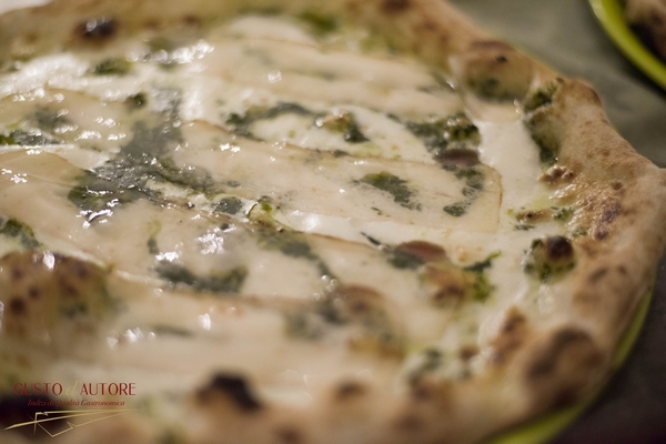 Antica Trattoria Innarone di Caserta - Pizza al pesto con lardo di maialino nero