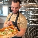 - - -Mario Severino con la pizza E' Domenica