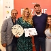 Casolaro consegna il premio "Miglior Servizio di Sala" per la "Guida Pizzerie d