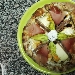 Pizza con fiori di zucchina, speck, alici e ricotta fresca - -