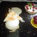 Dessert misto (crostatina alle fragoline, sorbetto al cocco, crema di lemoncello e ciliegie su fetta di arancia) - Fotografia di Luigi Farina