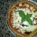 Margherita (impasto s.t.g., mozzarella di Agerola d.o.p., olio extravergine d'oliva, basilico fresco , pomodoro San Marzano) - -