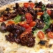 Pizza Luciana (impasto s.t.g., pomodorini, olive nere, capperi e polipetti affogati) - -