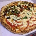 Pizza Americana (impasto s.t.g., met margherita con passata di pomodoro, provola e olio extravergine d'oliva, e met con pesto di basilico, spianata calabra, peperoni e scaglie di parmigiano) - -