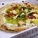 Pizza ciurilli (impasto s.t.g., fiori di zucca, pomodorini datterini, provola, ricotta e pepe) - -