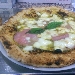 Pizza deliziosa (impasto quinoa, pesto di pistacchio, auricchio piccante, provola di Agerola e olio extravergine d'oliva) - -