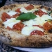 Pizza pomodorini del Vesuvio e mozzarella di bufala (impasto s.t.g., pomodorino del piennolo del Vesuvio, mozzarella di bufala d.o.p., parmigiano con 36 mesi di stagionatura e olio extravergine d'oliva) - -