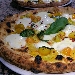 Pizza Sole mio (impasto s.t.g., pomodorino giallo del Vesuvio, mozzarella di bufala d.o.p., pepe rosa e olio extravergine d'oliva) - -