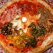 Pizza Vesuvio (mozzarella, prosciutto cotto, salame, melanzane, peperoni, friarelli, carne macinata) - fotografia di Luigi Farina 2013