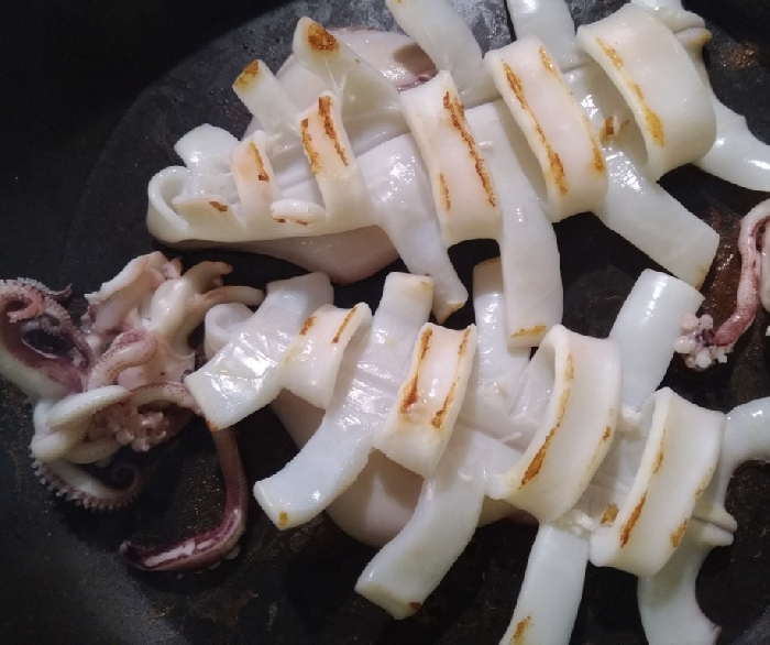 -Calamari grigliati con taccole di bottarga al tonno e farina di bottarga al muggine