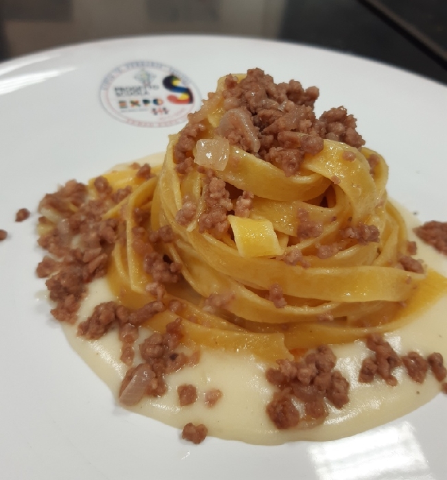 -Fettuccine alla genovese con porchetto sardo servita su crema di porro