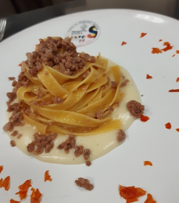 -Fettuccine alla genovese con porchetto sardo servita su crema di porro