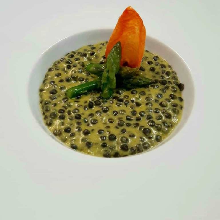 -Fregola al nero di seppia con battuto di asparagi e nocciole tostate