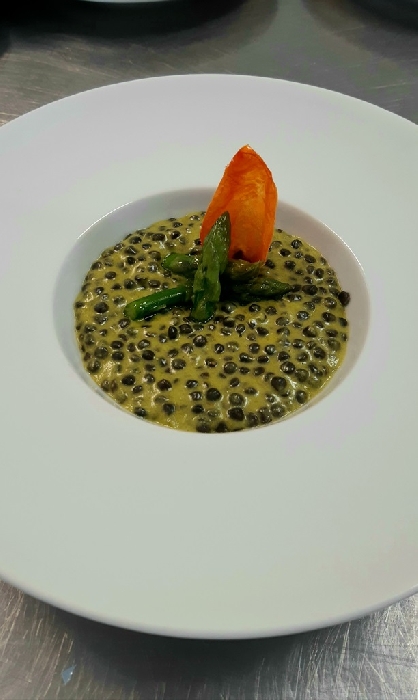 -Fregola al nero di seppia con battuto di asparagi e nocciole tostate