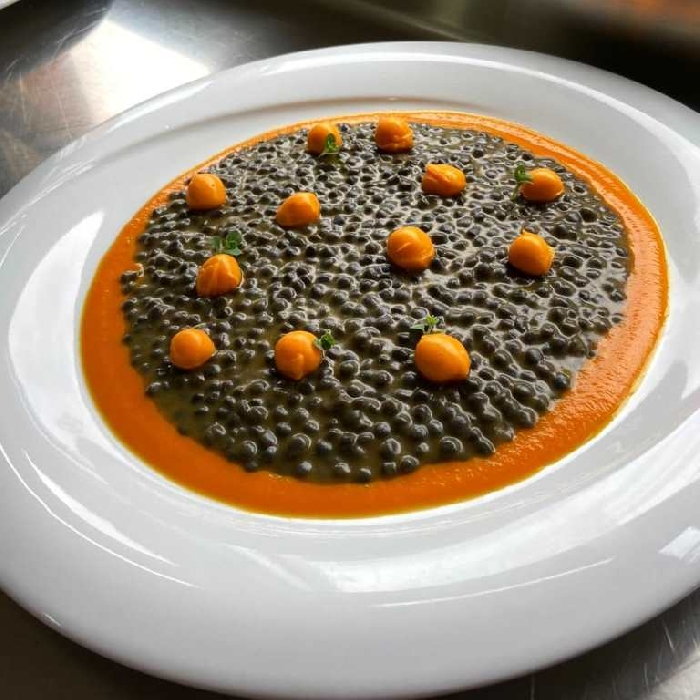 -Fregola al nero di seppia con sferificazione di zucca al lime