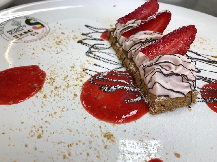 Mousse di fragola con bisquit cheesecake