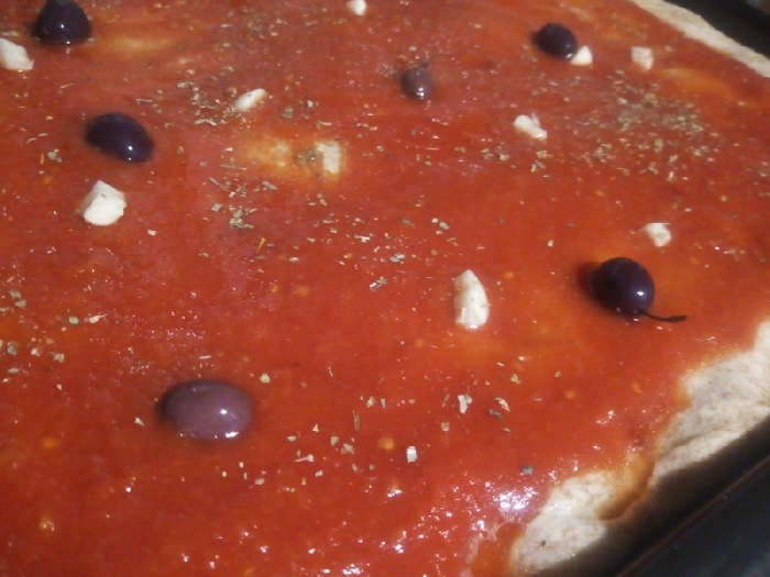 -Pizza integrale in teglia alla marinara con olive di Gaeta