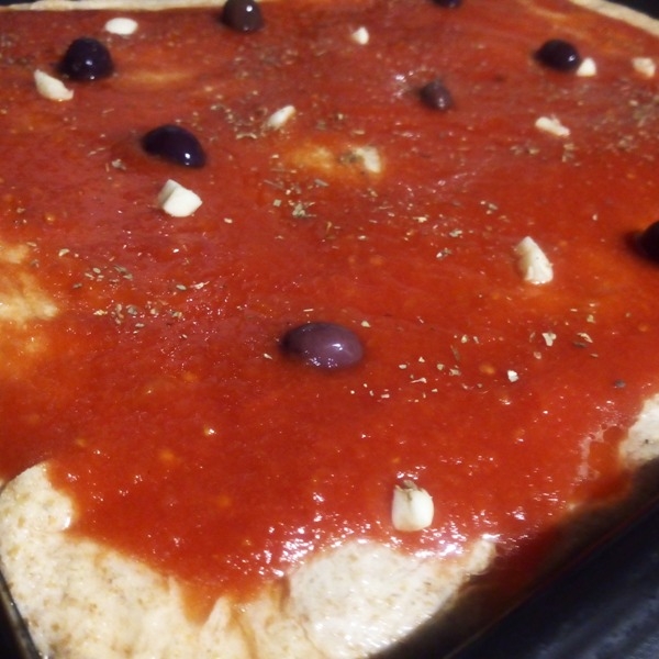 Pizza integrale in teglia alla marinara con olive nere di Gaeta