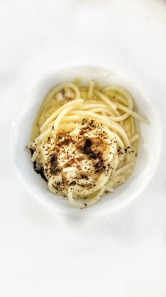 -Spaghetti aglio nero e olio, canocchie e crema di  fagioli