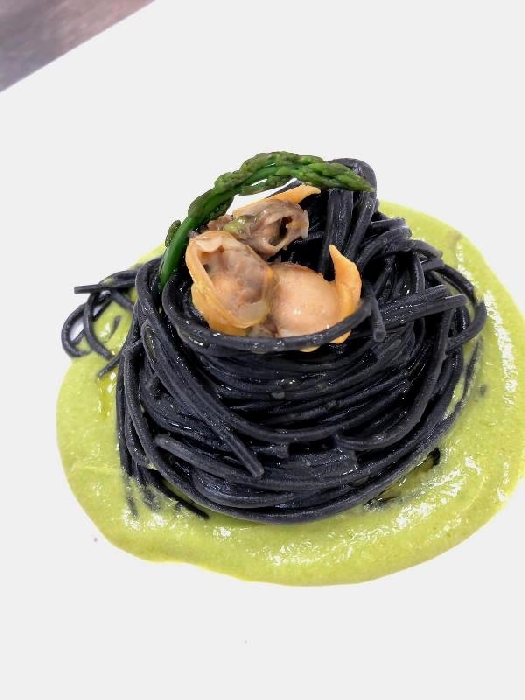 -Spaghetti al nero di seppia alle vongole con crema di asparagi