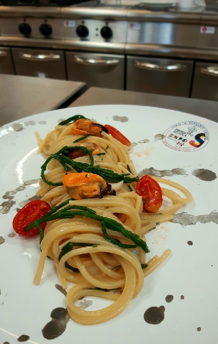-Spaghettone quadrato con salicornia e cozze