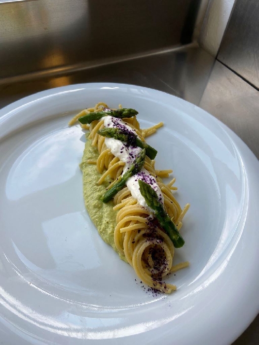 Spaghettone quadrato agli asparagi, crema cacio e pepe con polvere di cavolo viola
