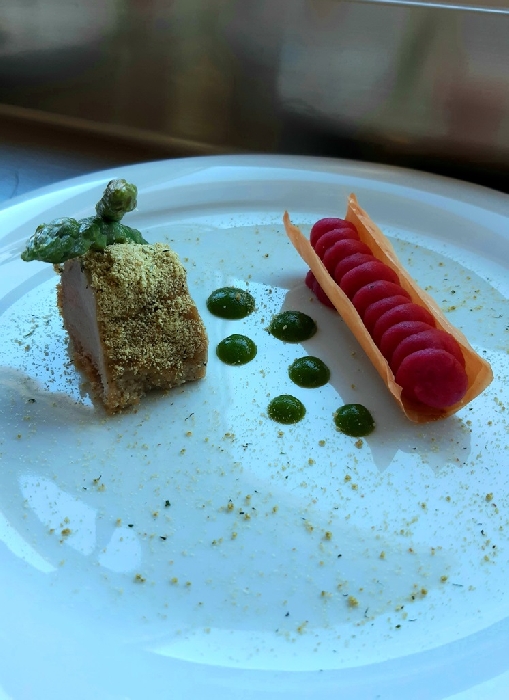 -Trancio di maiale con crosta aromatizzata alle erbe, mezzo cannolo con torcione di purea alla rapa rossa e gelè agli asparagi