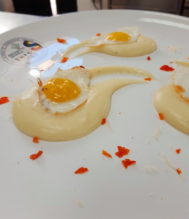 Uova di quaglia all'occhio di bue su crema di cipolla e patate