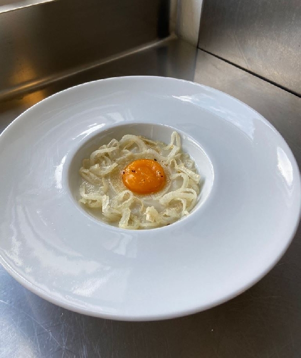 Uovo marinato con zuppa di cipolle PAT sarde