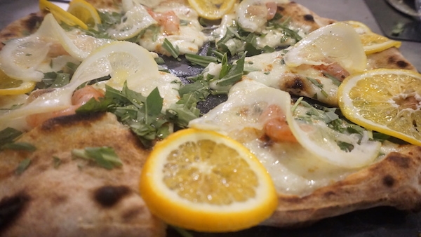 Pizza con impasto al limone della pizzeria 1000 Gourmet.